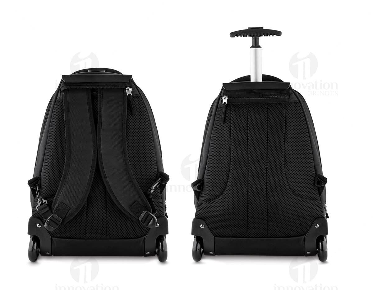 Mochila com rodinhas em cor preta, com várias divisões e bolsos. Ideal para transporte de materiais escolares e objetos pessoais. Mochila com rodinhas em cor preta, com várias divisões e bolsos. Ideal para transporte de materiais escolares e objetos pessoais.
