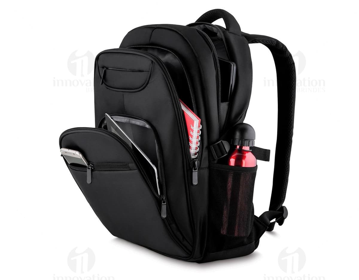 Garrafa de vidro transparente com tampa metálica, contendo líquido dentro. A garrafa está sobre uma mesa de madeira escura. Garrafa de vidro transparente com tampa metálica, contendo líquido dentro. A garrafa está sobre uma mesa de madeira escura.