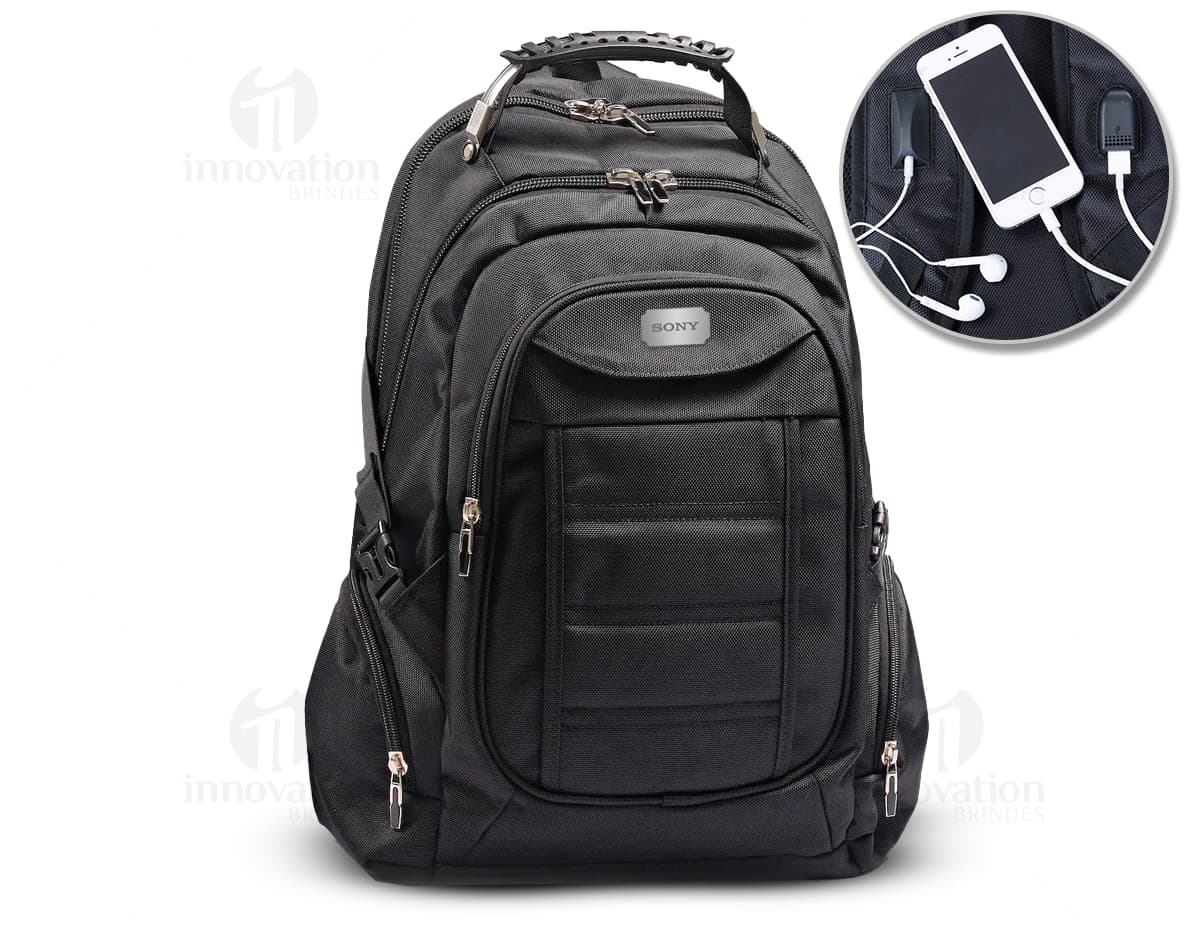 Mochila para notebook preta com design elegante e saída de fone de ouvido. Mochila para notebook preta com design elegante e saída de fone de ouvido.
