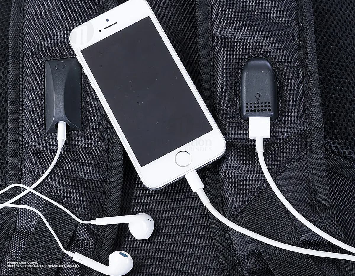 Mochila para notebook com saída de fone, na cor preta, com vários compartimentos e zíperes. Mochila para notebook com saída de fone, na cor preta, com vários compartimentos e zíperes.