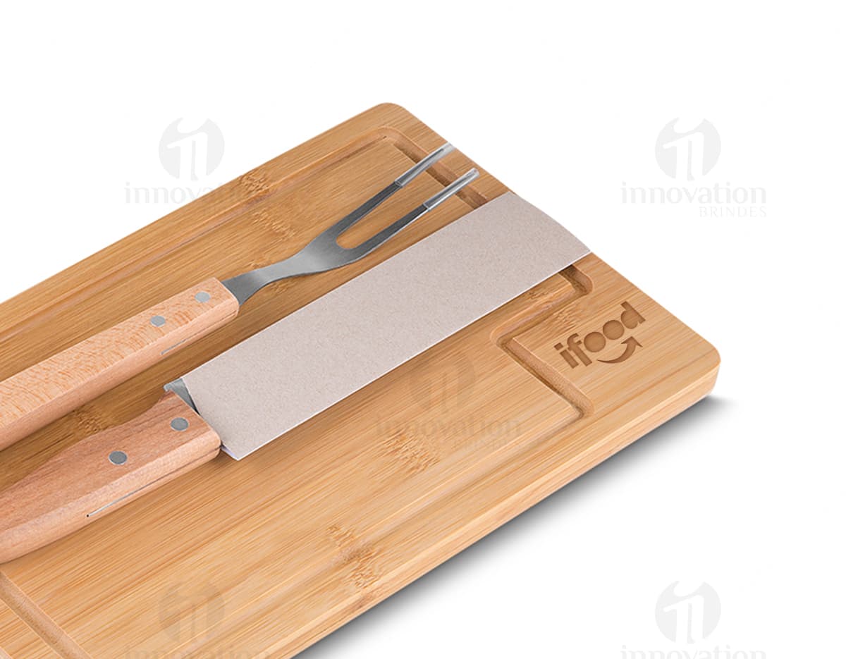 Kit churrasco composto por 3 peças e uma tábua de madeira. Kit churrasco composto por 3 peças e uma tábua de madeira.