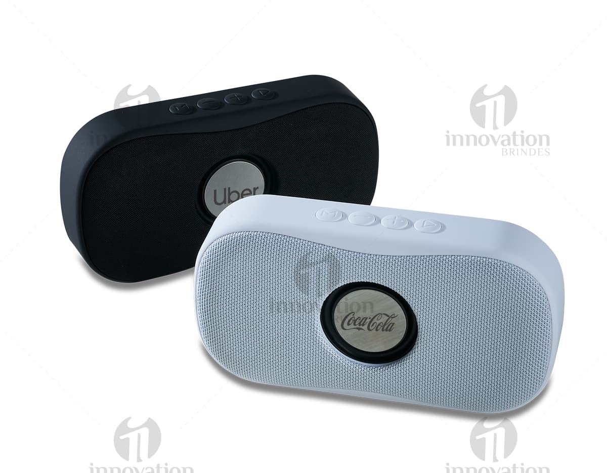 Caixa de som moderna em metal preto e prateado, com botões de controle, entrada P2, USB, SD e wireless. Ideal para conectividade com dispositivos, design elegante e botões de controle de fácil acesso. Caixa de som moderna em metal preto e prateado, com botões de controle, entrada P2, USB, SD e wireless. Ideal para conectividade com dispositivos, design elegante e botões de controle de fácil acesso.