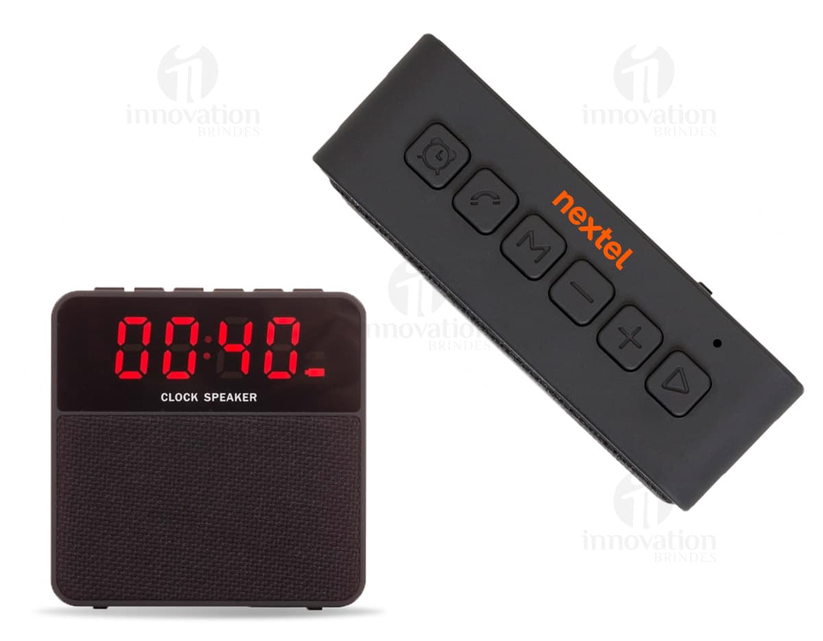 Caixa de som Bluetooth com rádio FM, cabo de energia, plug, conectores, metal e plástico, na cor preta. Caixa de som Bluetooth com rádio FM, cabo de energia, plug, conectores, metal e plástico, na cor preta.