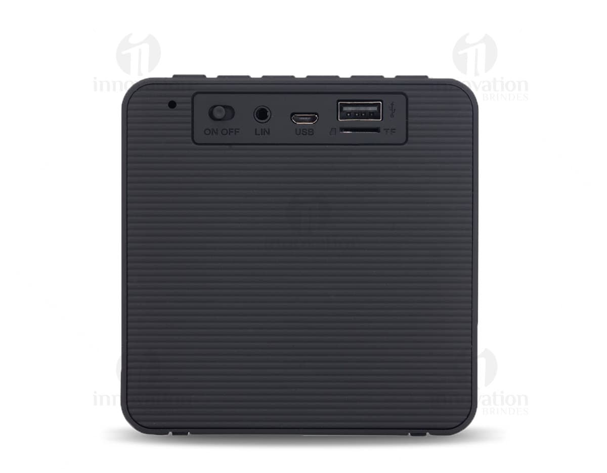 Caixa de som Bluetooth com rádio FM, cabo de energia, plug, conectores, metal e plástico, na cor preta. Caixa de som Bluetooth com rádio FM, cabo de energia, plug, conectores, metal e plástico, na cor preta.