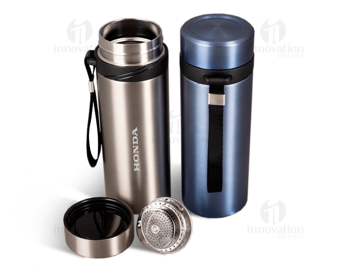 Garrafa térmica de 590ml, na cor verde menta, com tampa de rosca e alça para transporte. Garrafa térmica de 590ml, na cor verde menta, com tampa de rosca e alça para transporte.