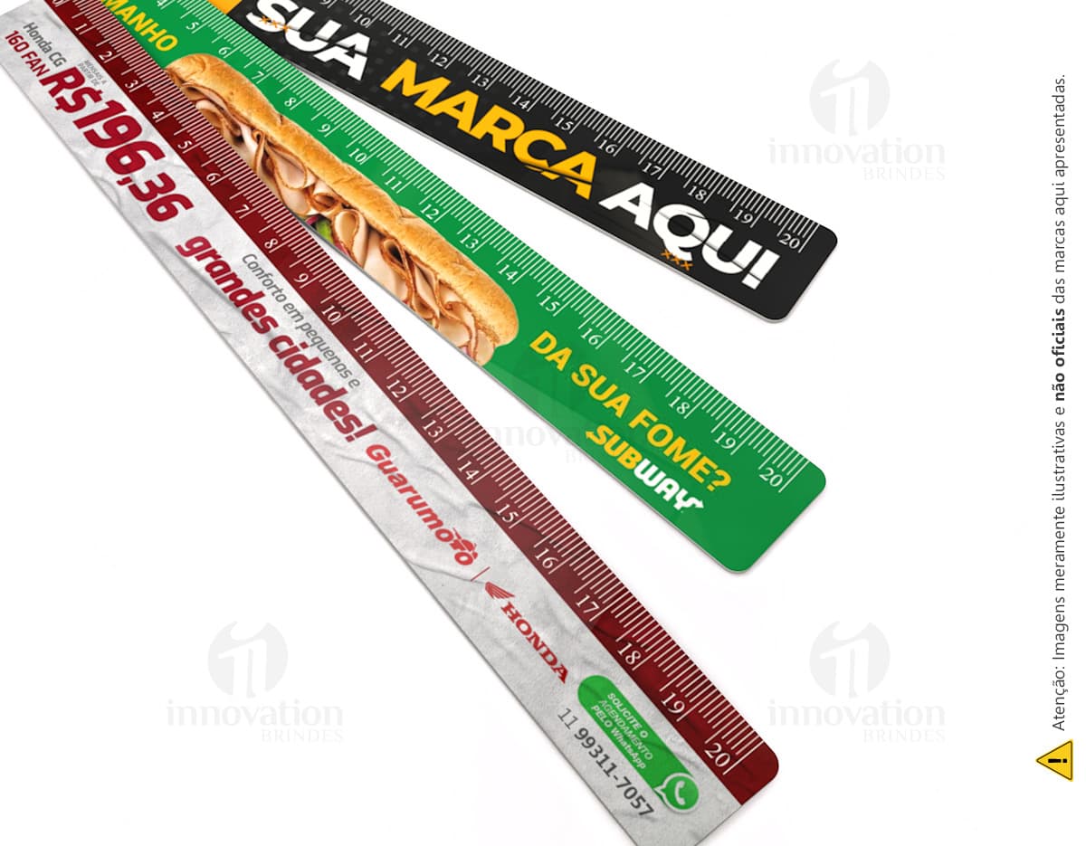 Régua personalizada localizada em cima de uma mesa, com marcações de centímetros e milímetros. A régua tem um design colorido e possui um logotipo personalizado no topo. Régua personalizada localizada em cima de uma mesa, com marcações de centímetros e milímetros. A régua tem um design colorido e possui um logotipo personalizado no topo.