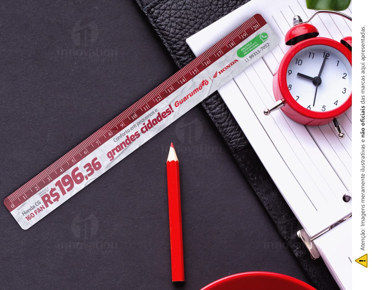Régua personalizada localizada sobre uma mesa branca, com design moderno e colorido. Régua personalizada localizada sobre uma mesa branca, com design moderno e colorido.