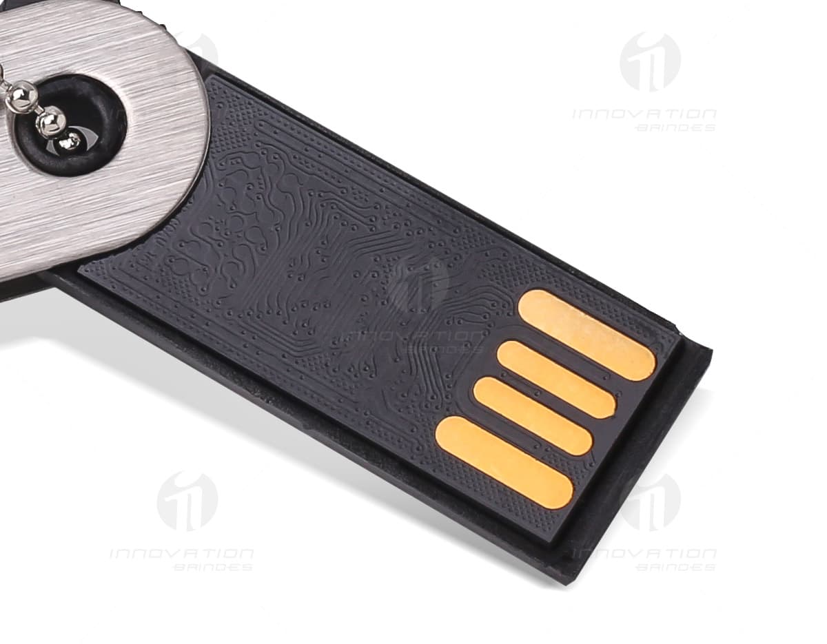 Pen drive de metal giratório com capacidade de 16GB. Pen drive de metal giratório com capacidade de 16GB.