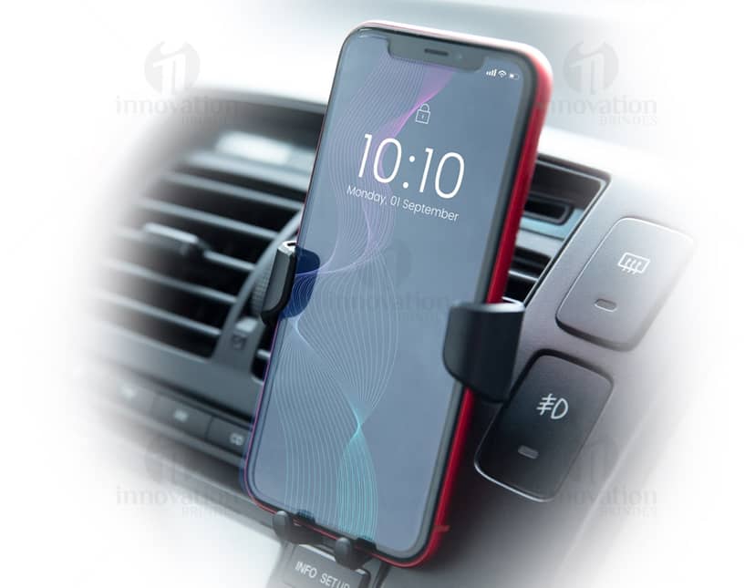 Suporte veicular com carregador para celular, com braço articulado e ventosa de fixação.