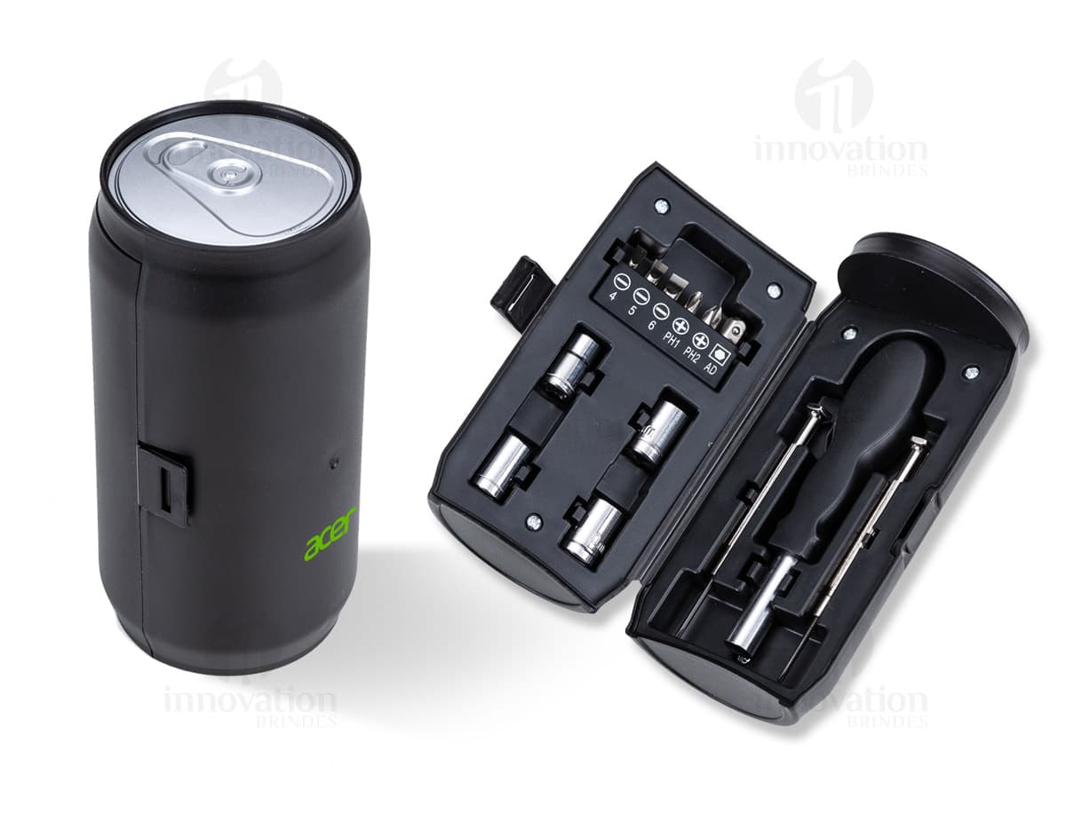 Kit com 6 porta copos em formato quadrado, feitos de madeira e revestidos com estampas coloridas de animais selvagens, como leopardo e zebra. Kit com 6 porta copos em formato quadrado, feitos de madeira e revestidos com estampas coloridas de animais selvagens, como leopardo e zebra.