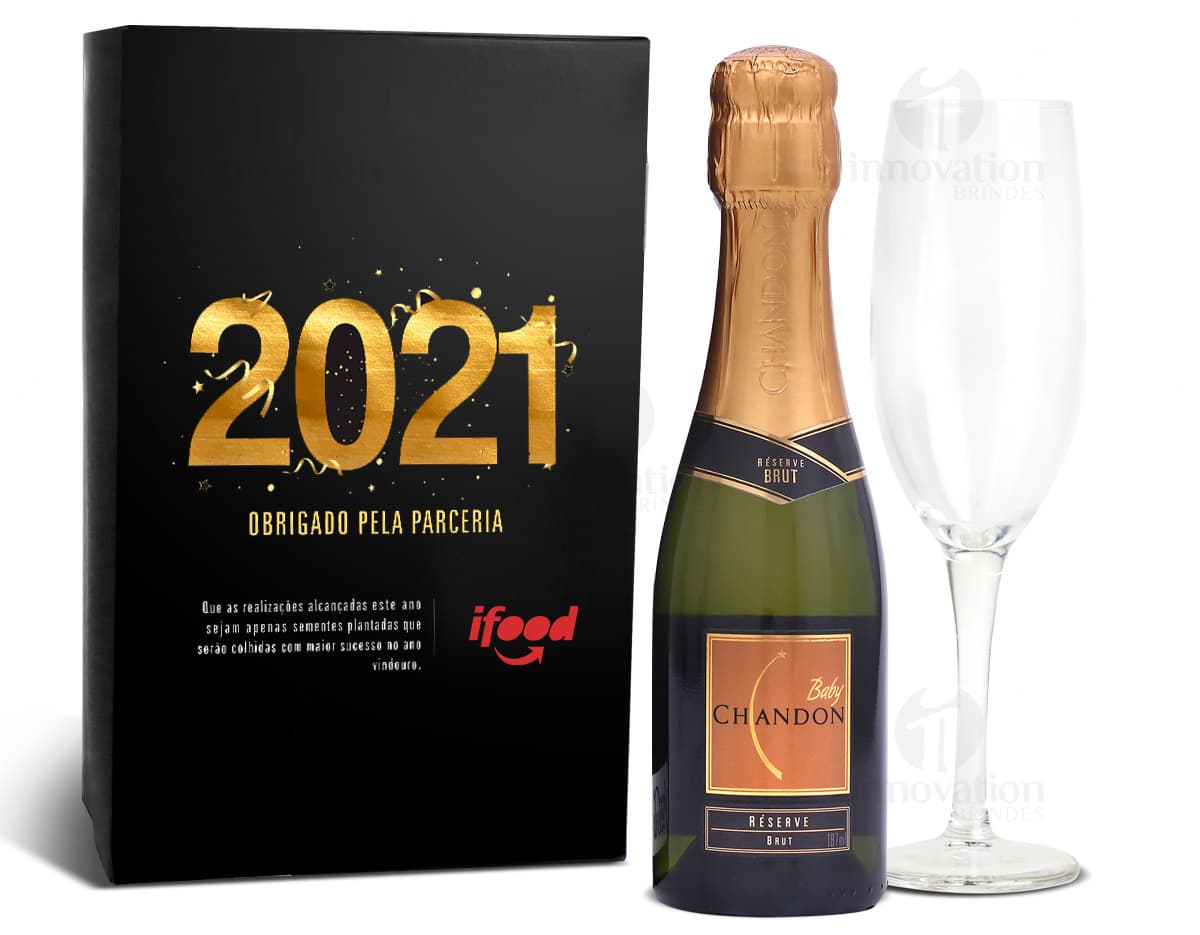 Kit vinho com acessórios essenciais, composto por abridor de garrafas, tampa para vinho, corta-gotas e anel anti-gotas. Kit vinho com acessórios essenciais, composto por abridor de garrafas, tampa para vinho, corta-gotas e anel anti-gotas.