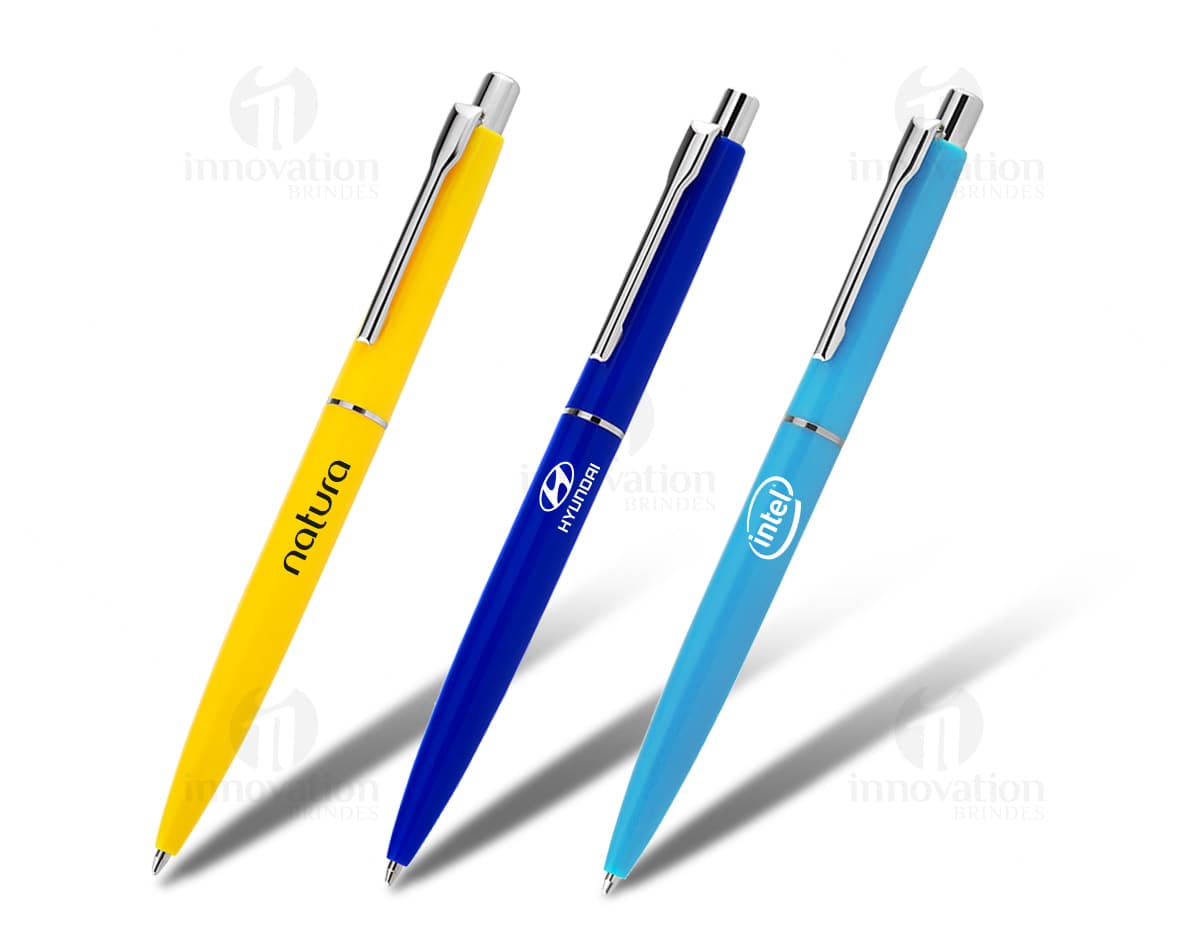 Caneta plástica na cor azul com clip metálico. Caneta plástica na cor azul com clip metálico.