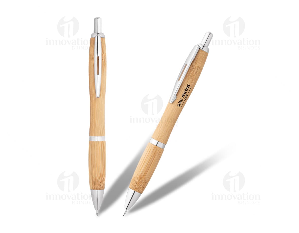 Porta comprimido de metal em formato retangular, na cor prata, com tampa articulada e divisórias internas para organização dos comprimidos. Porta comprimido de metal em formato retangular, na cor prata, com tampa articulada e divisórias internas para organização dos comprimidos.