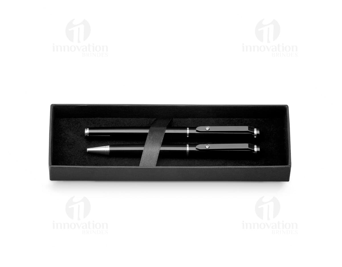 Conjunto de caneta metal prateada e dourada em uma caixa de presente. Conjunto de caneta metal prateada e dourada em uma caixa de presente.