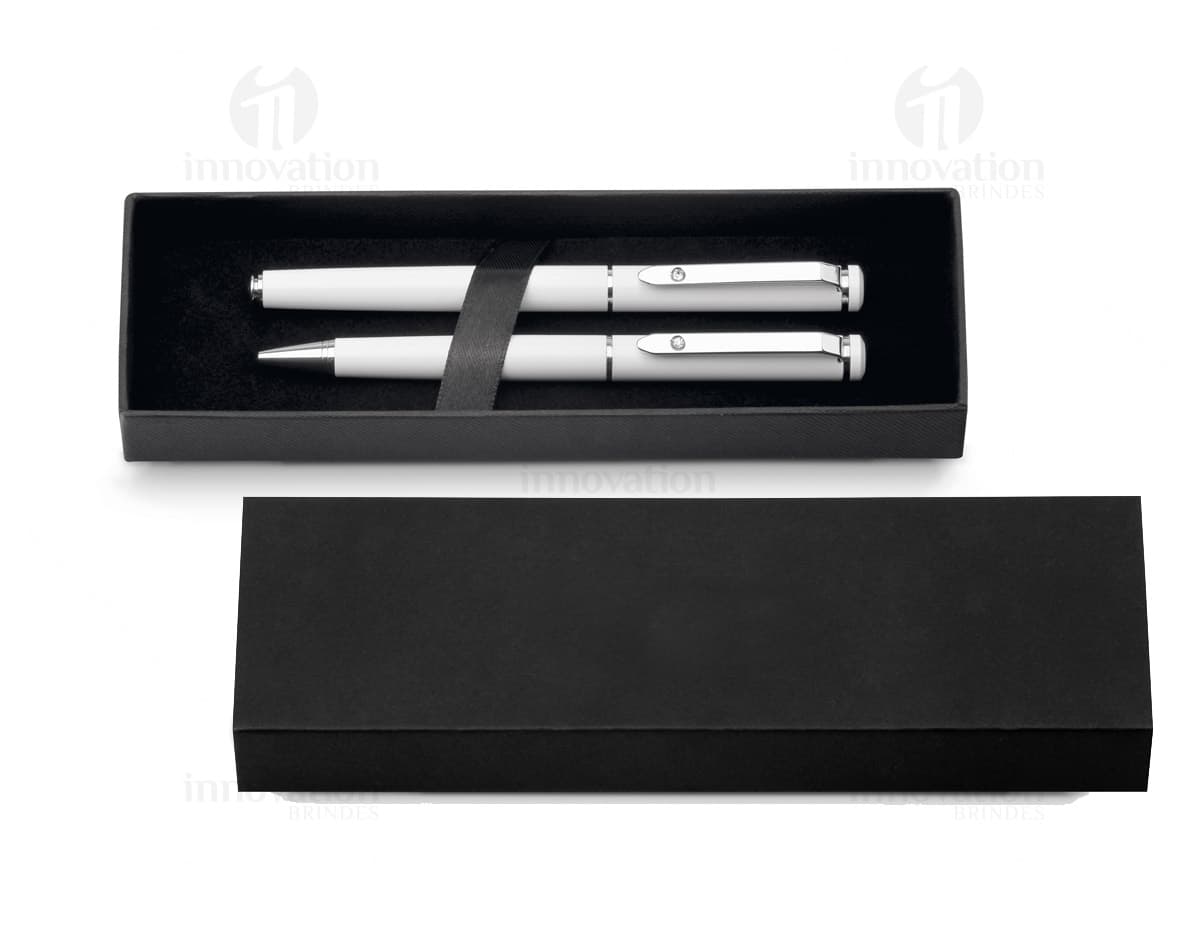 Kit de escritório composto por caneta, régua e borracha dispostos em uma mesa. Kit de escritório composto por caneta, régua e borracha dispostos em uma mesa.