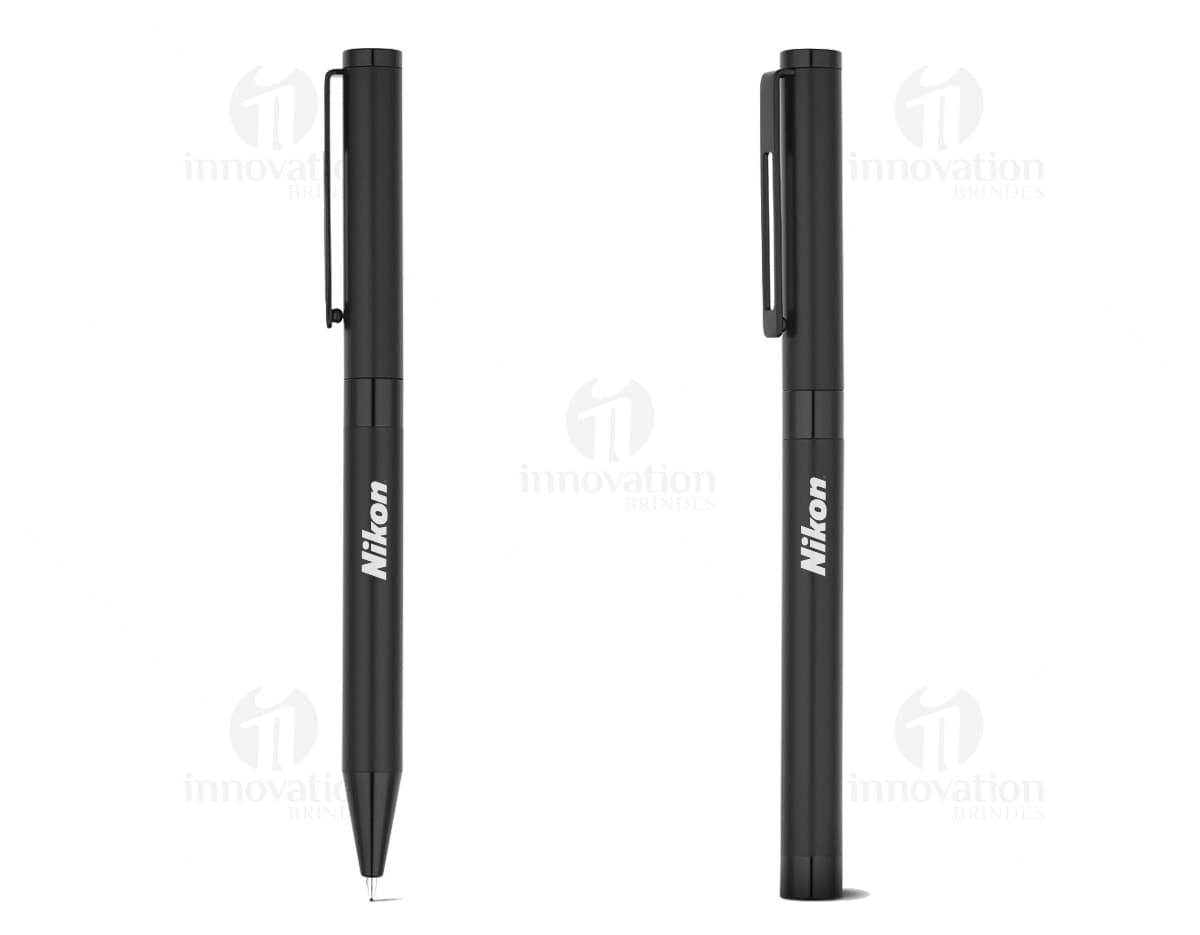 Caneta de metal prateada com detalhes em preto sobre uma mesa de madeira. Caneta de metal prateada com detalhes em preto sobre uma mesa de madeira.