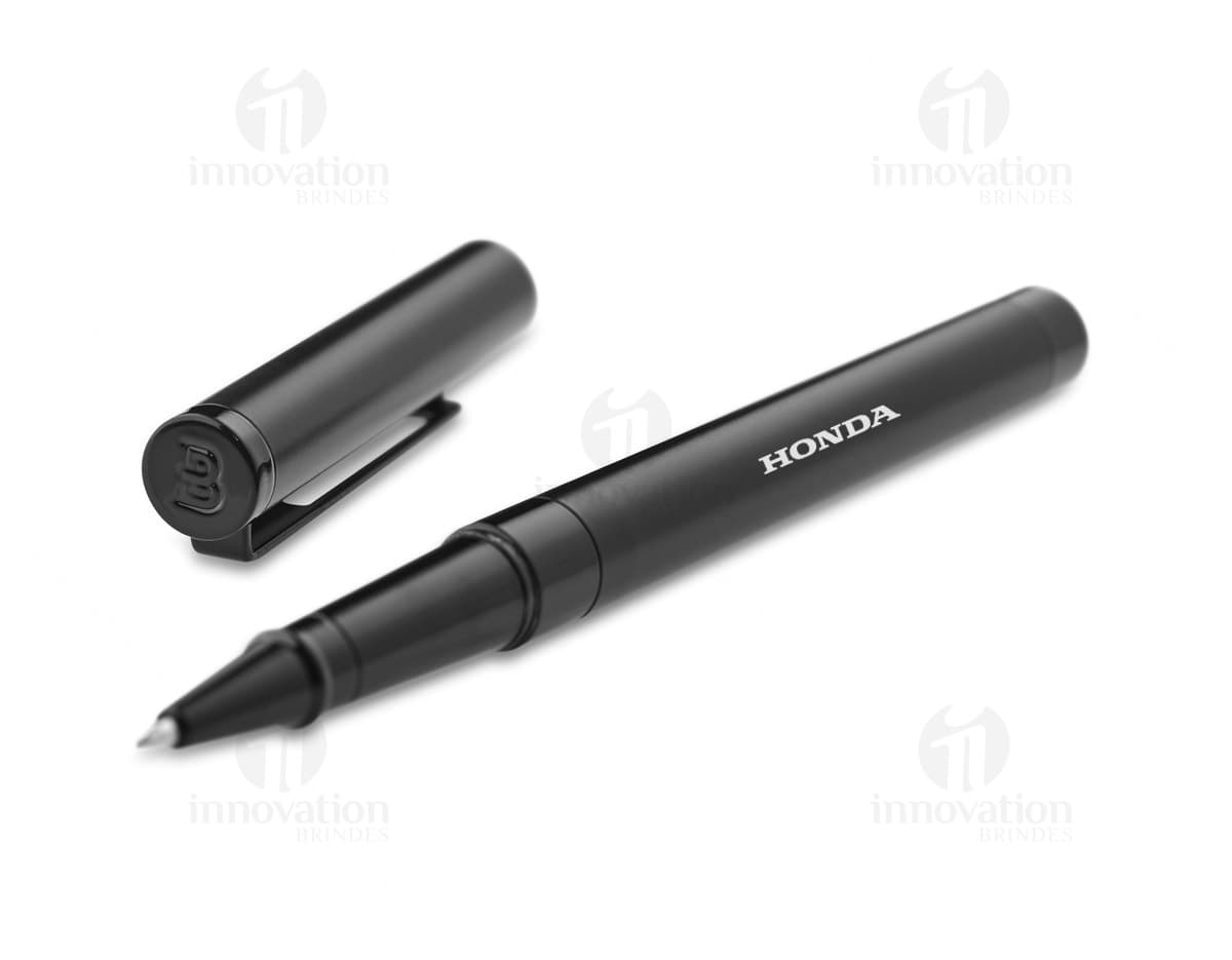 Caneta metal com detalhes em preto fosco. Caneta metal com detalhes em preto fosco.