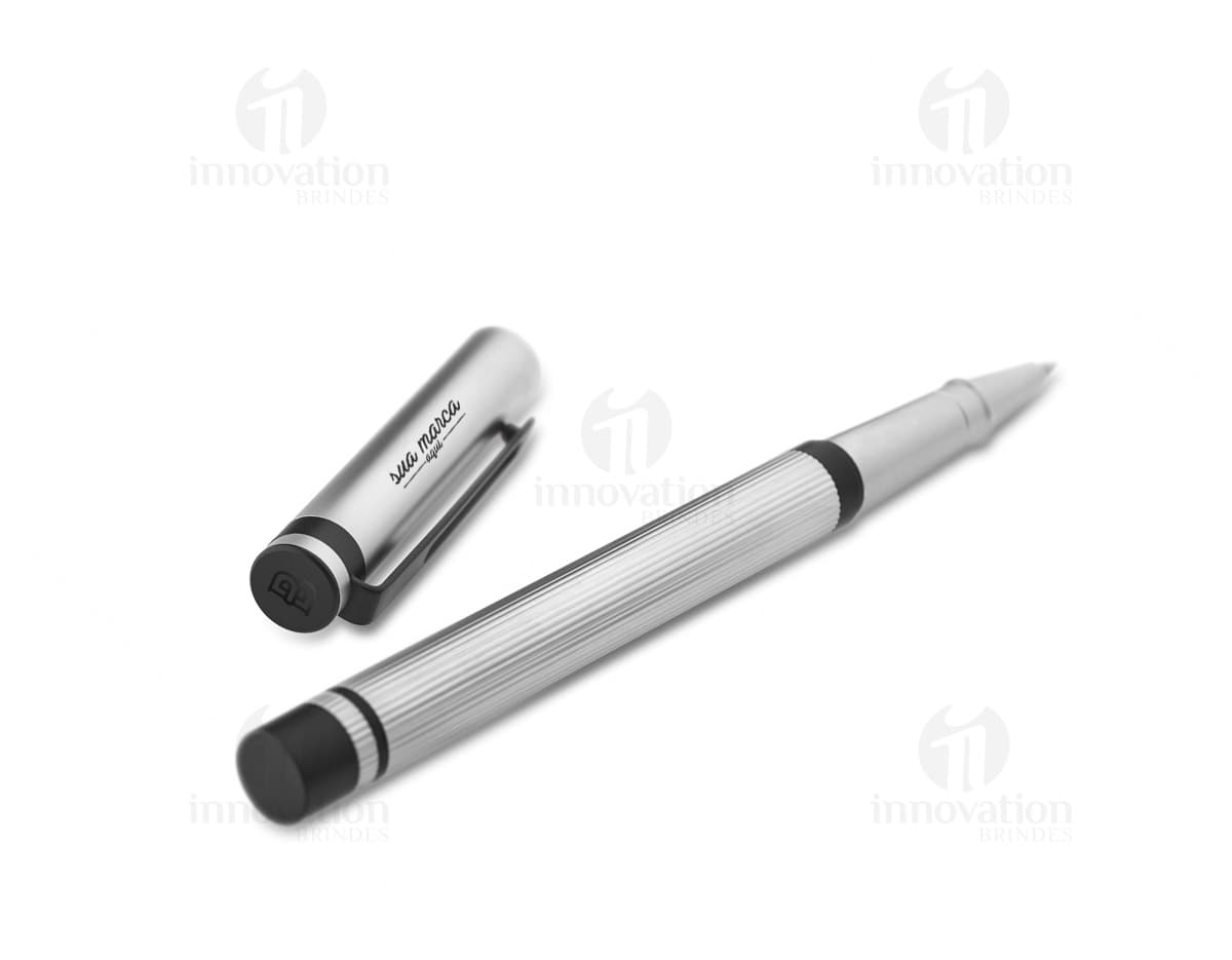 Caneta roller metálica STAIN com caixa, instrumento de escrita elegante e de alta qualidade em metal prateado, adequado para escrita fluida e precisa. Caneta roller metálica STAIN com caixa, instrumento de escrita elegante e de alta qualidade em metal prateado, adequado para escrita fluida e precisa.