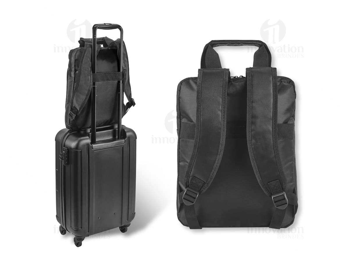 Mochila de poliéster com compartimento central para notebook. Mochila de poliéster com compartimento central para notebook.