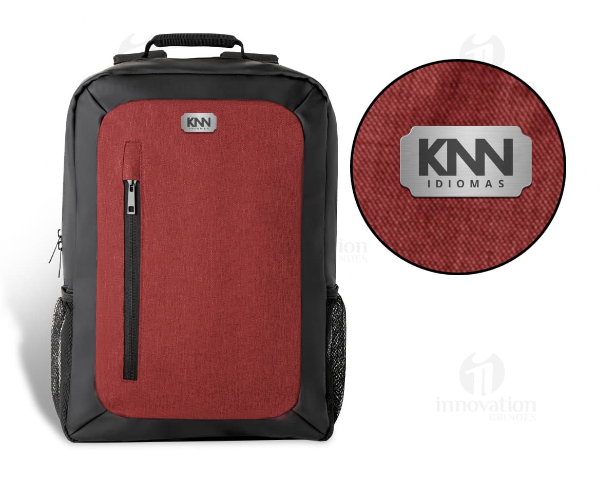 Mochila de nylon preta de 42 litros, ideal para uso casual ou profissional. Com diversos bolsos e zíperes para maior praticidade e organização. Ajustável para maior conforto ao transporte. Mochila de nylon preta de 42 litros, ideal para uso casual ou profissional. Com diversos bolsos e zíperes para maior praticidade e organização. Ajustável para maior conforto ao transporte.