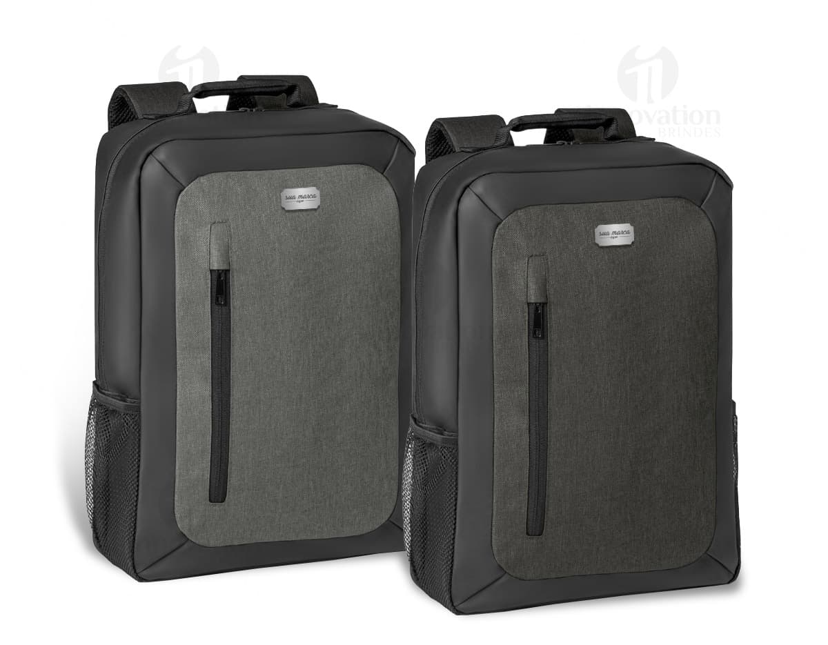 Mochila preta com compartimento acolchoado para notebook e cadeado de segurança. Mochila preta com compartimento acolchoado para notebook e cadeado de segurança.