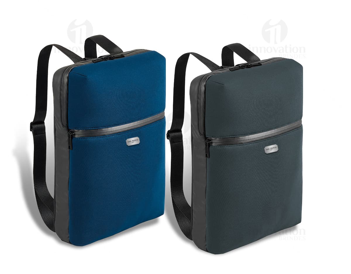 Mochila versátil em soft shell na cor preta, com alças ajustáveis e diversos compartimentos para armazenar objetos. Apresenta fechamento em zíper e logo discreto da marca na parte frontal. Mochila versátil em soft shell na cor preta, com alças ajustáveis e diversos compartimentos para armazenar objetos. Apresenta fechamento em zíper e logo discreto da marca na parte frontal.