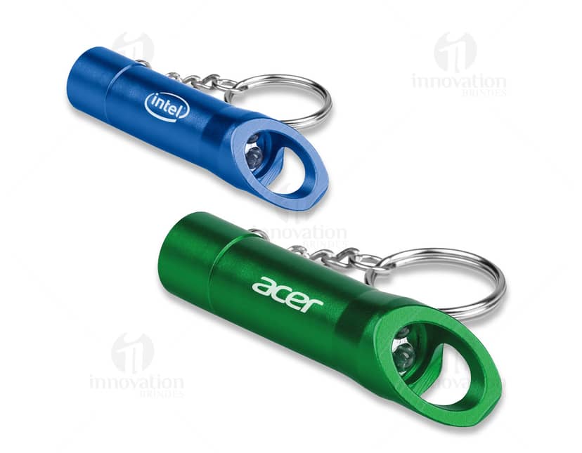 Chaveiro de metal resistente, ideal para manter suas chaves sempre seguras e organizadas. Feito com material de alta qualidade, é perfeito para utilizar no dia a dia ou presentear alguém especial. Garanta já o seu!