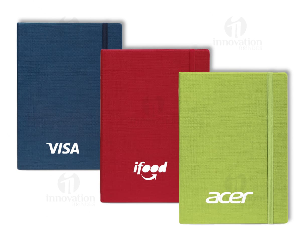 Kit com 6 porta copos de diferentes cores e estampas sobre uma mesa de madeira. Kit com 6 porta copos de diferentes cores e estampas sobre uma mesa de madeira.
