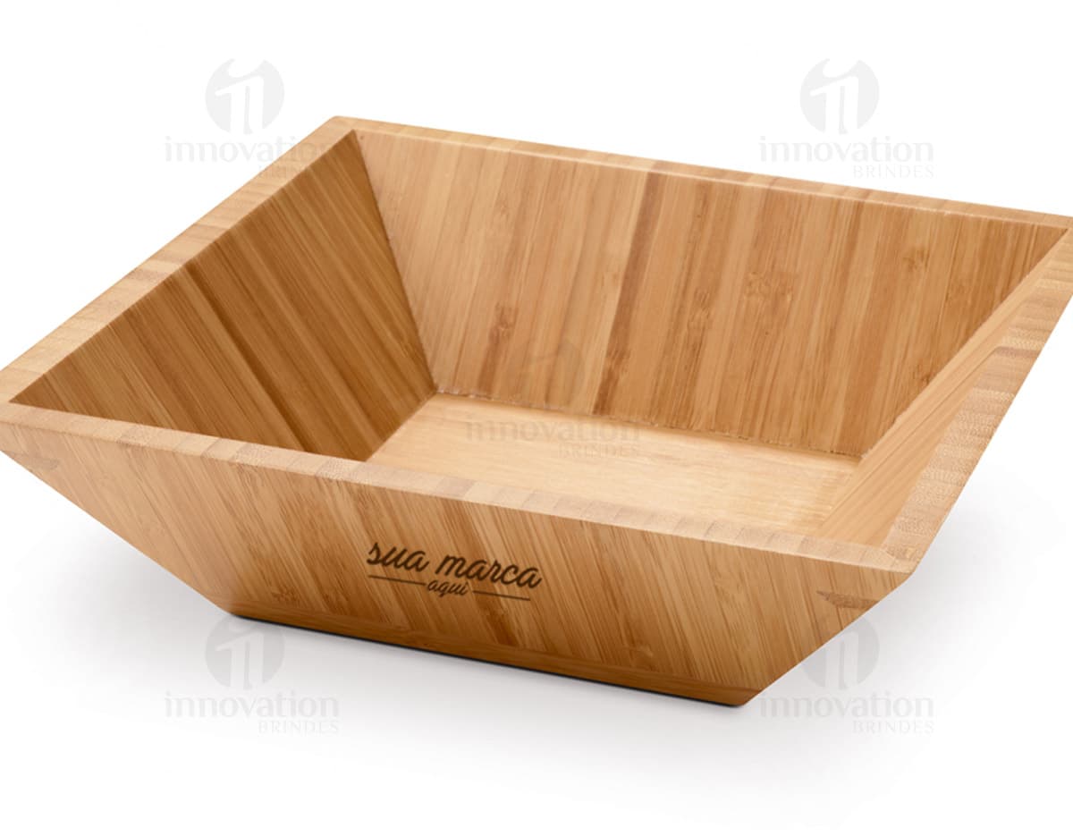 Saladeira de vidro transparente com design elegante e tampa de plástico preta. Saladeira de vidro transparente com design elegante e tampa de plástico preta.