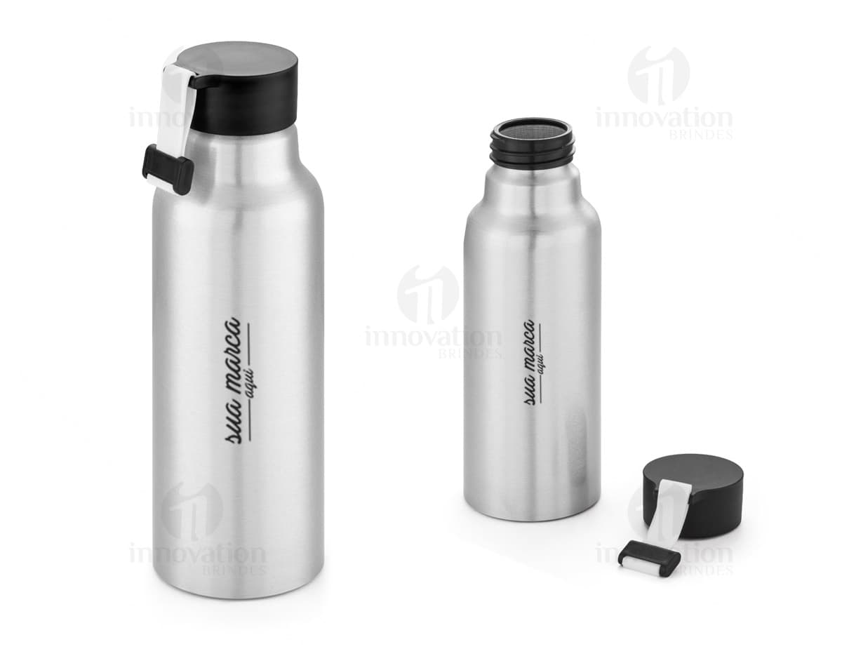 squeeze de alumínio com fita de silicone em destaque sobre uma superfície branca, pronta para armazenar líquidos como água ou sucos. O frasco é feito de metal brilhante e possui uma tampa transparente. É um objeto de saúde e cuidado pessoal, ideal para levar na bolsa ou na mochila durante atividades esportivas. squeeze de alumínio com fita de silicone em destaque sobre uma superfície branca, pronta para armazenar líquidos como água ou sucos. O frasco é feito de metal brilhante e possui uma tampa transparente. É um objeto de saúde e cuidado pessoal, ideal para levar na bolsa ou na mochila durante atividades esportivas.