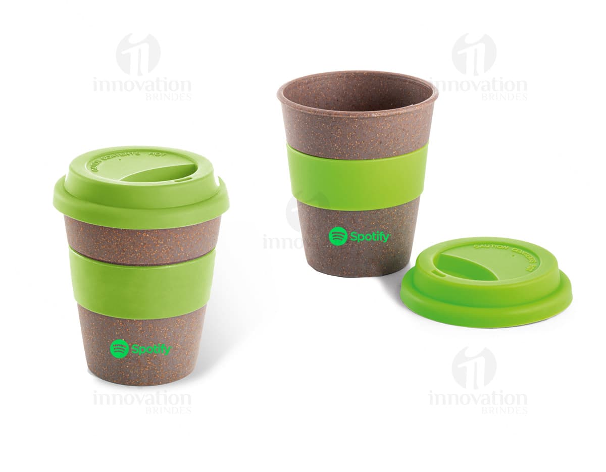 Copo de viagem com design em fibra de bambu e detalhes em silicone. Copo de viagem com design em fibra de bambu e detalhes em silicone.