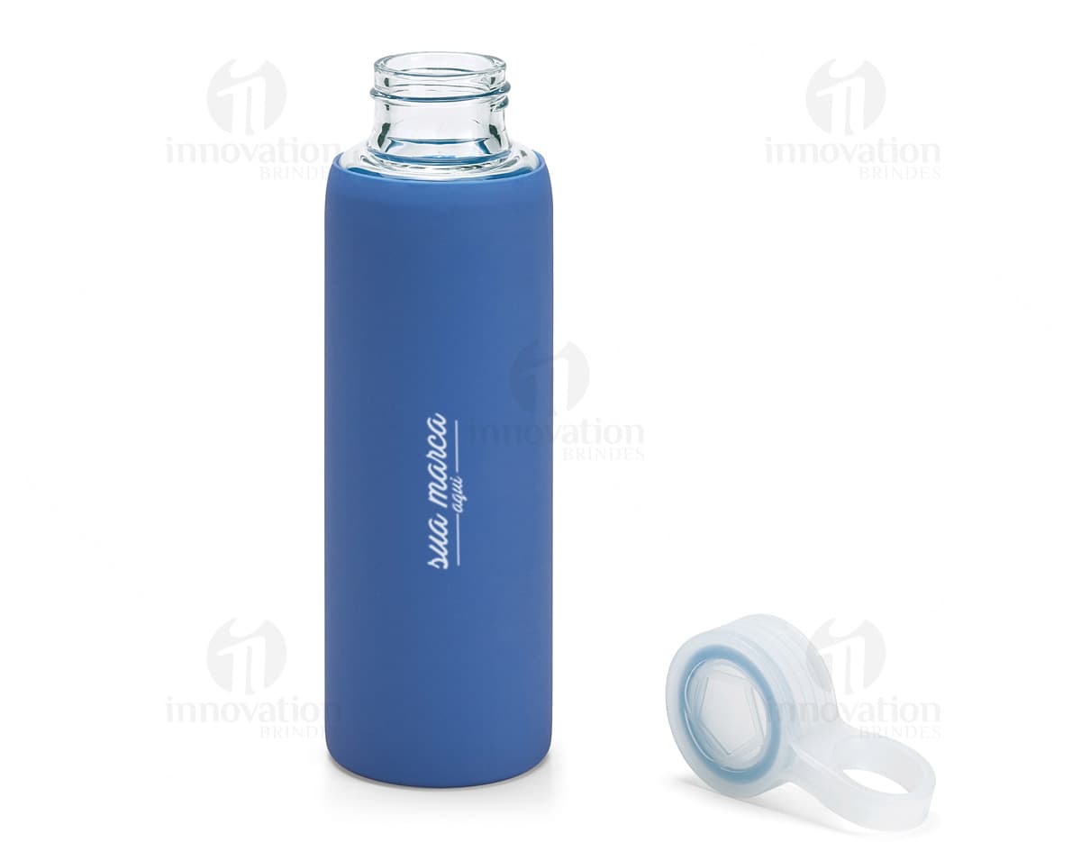 squeeze de vidro transparente com tampa de metal e alça de silicone, sobre fundo branco. squeeze de vidro transparente com tampa de metal e alça de silicone, sobre fundo branco.