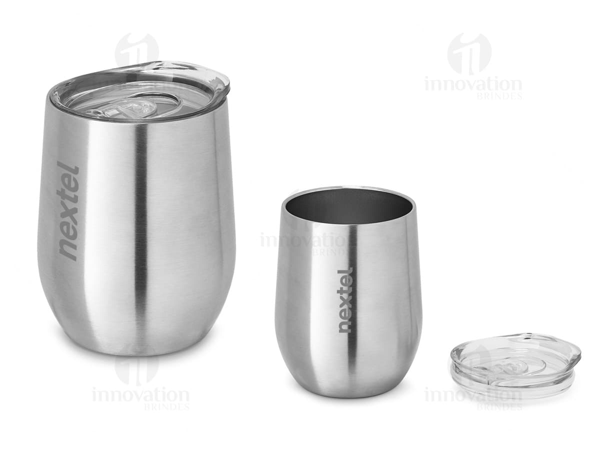 Kit com 6 porta copos em cores variadas sobre uma mesa de madeira. Kit com 6 porta copos em cores variadas sobre uma mesa de madeira.