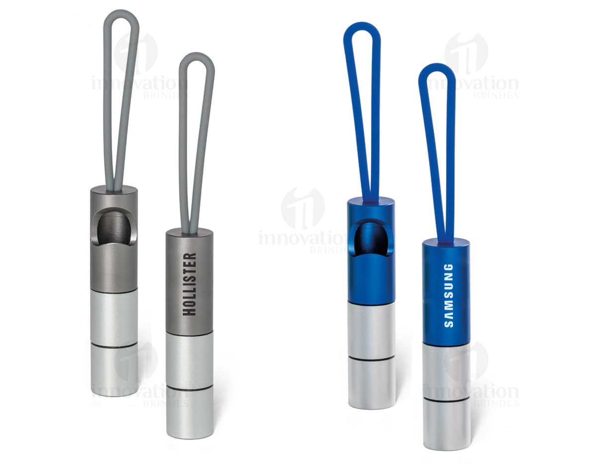 Chaveiro de Metal Fosco Atraente em destaque sobre fundo branco. Chaveiro de Metal Fosco Atraente em destaque sobre fundo branco.