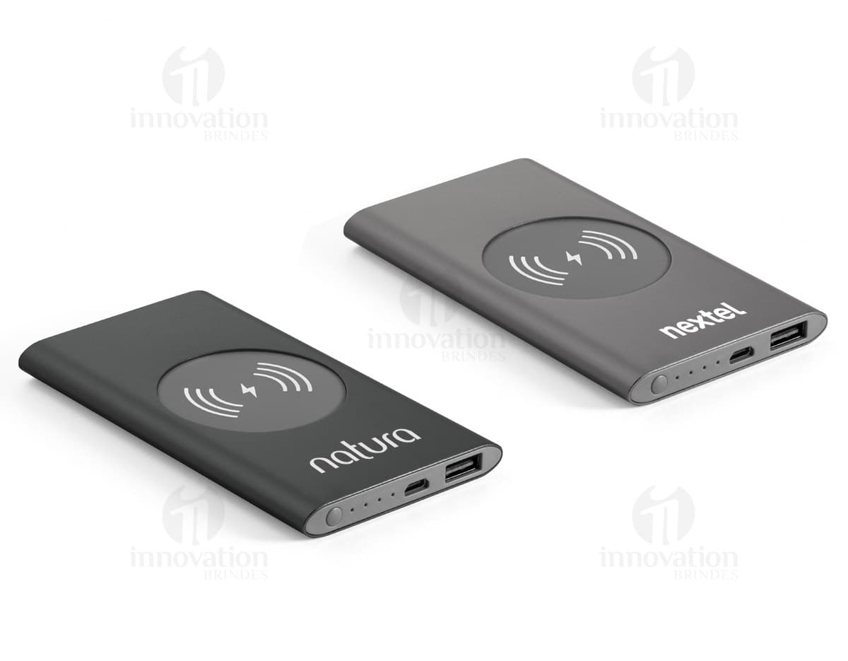 Bateria portátil e carregador wireless de cor branca, com indicador de carga e cabo USB. Bateria portátil e carregador wireless de cor branca, com indicador de carga e cabo USB.