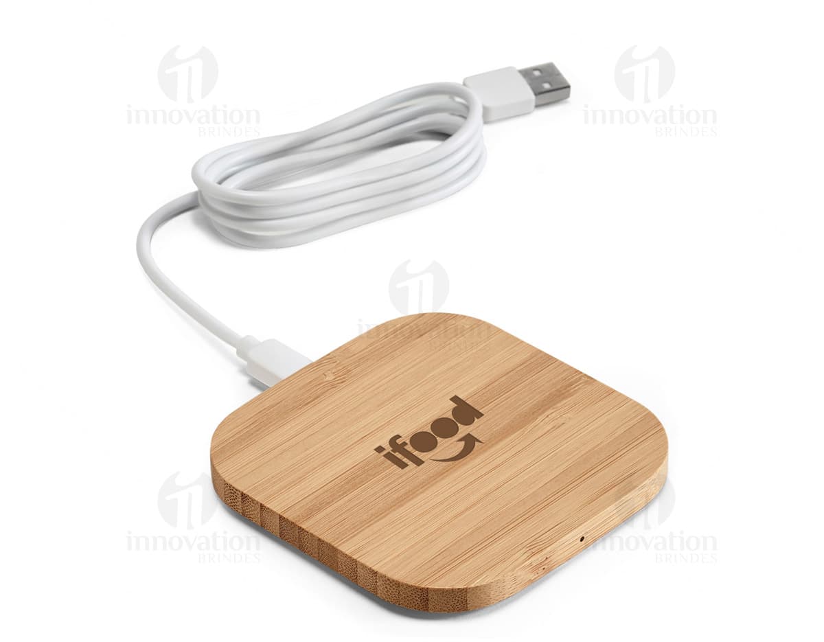 Carregador de celular por indução em um tom branco, com luz indicadora de carregamento. Carregador de celular por indução em um tom branco, com luz indicadora de carregamento.