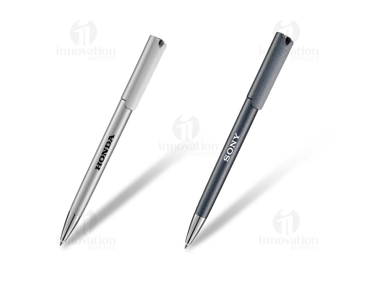Caneta esferográfica metalizada em tom prata, ideal para escrita suave e precisa. Caneta esferográfica metalizada em tom prata, ideal para escrita suave e precisa.