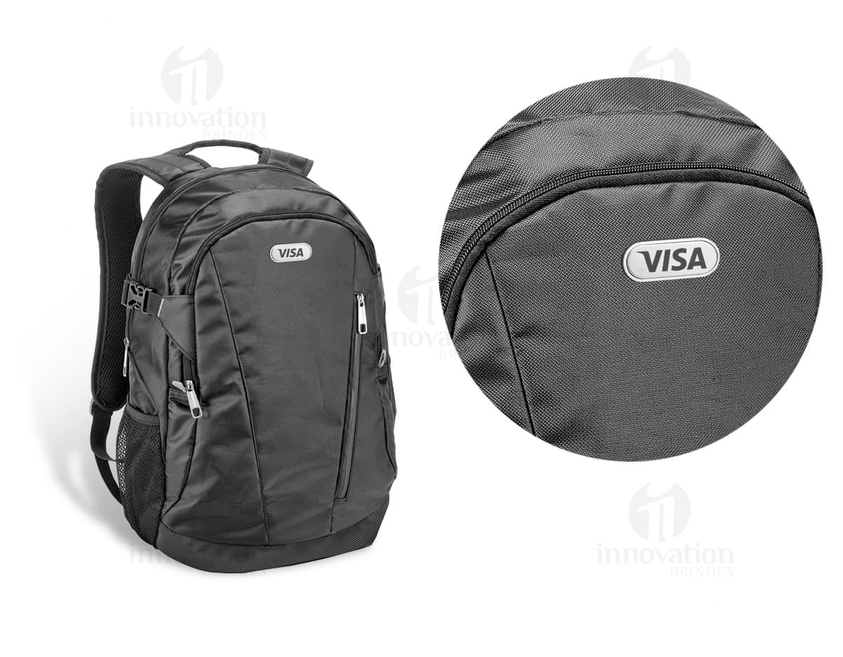 Mochila de couro sintético na cor marrom, com várias divisões internas e fecho de zíper. Alças ajustáveis e detalhes em metal dourado. Mochila de couro sintético na cor marrom, com várias divisões internas e fecho de zíper. Alças ajustáveis e detalhes em metal dourado.