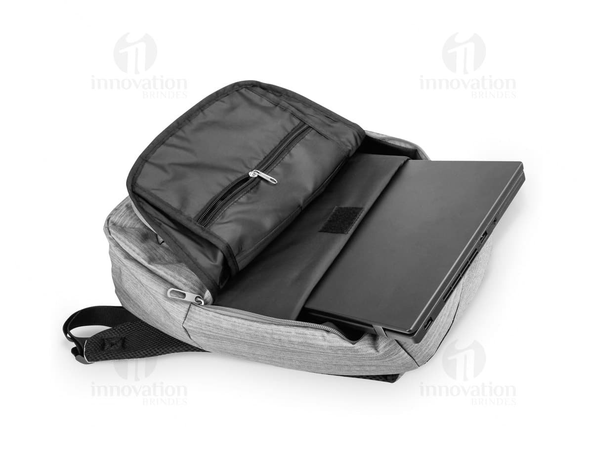 Mochila premium com design elegante e moderno, possui um prático porta USB integrado para carregar dispositivos eletrônicos. Mochila premium com design elegante e moderno, possui um prático porta USB integrado para carregar dispositivos eletrônicos.