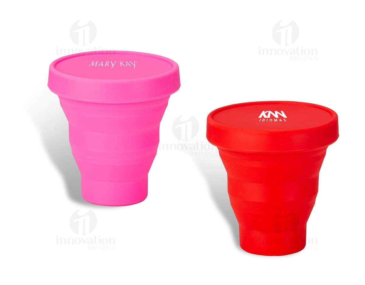 Chaveiro de Metal com Alça em Couro em fundo branco. Chaveiro de Metal com Alça em Couro em fundo branco.