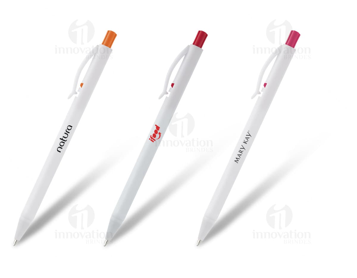 Esferográfica com acabamento frost em tons de azul e prateado, em fundo branco. Esferográfica com acabamento frost em tons de azul e prateado, em fundo branco.