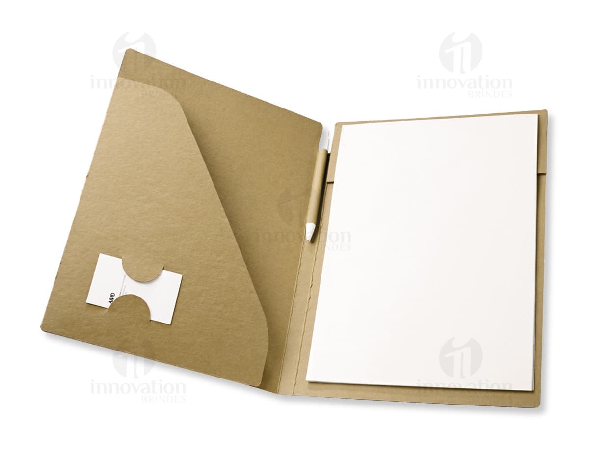 Uma imagem de uma pasta de escritório azul com elástico, sobre uma mesa de madeira. Uma imagem de uma pasta de escritório azul com elástico, sobre uma mesa de madeira.