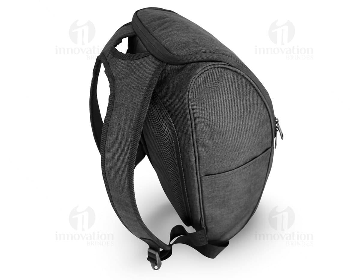 Mochila para notebook 15.6" com divisória, na cor preta. Mochila para notebook 15.6" com divisória, na cor preta.