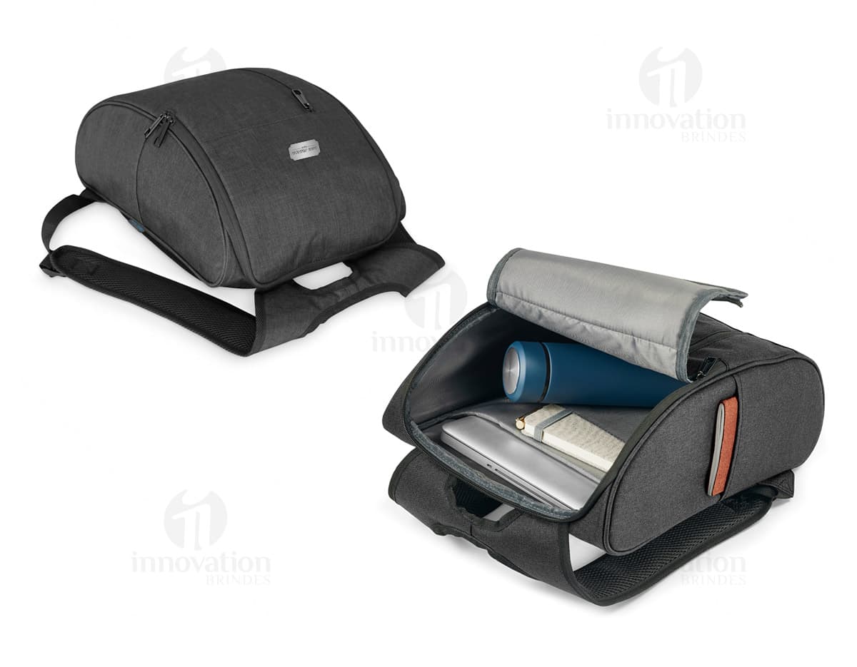 Caneta plástica clic azul em destaque sobre fundo branco. Caneta plástica clic azul em destaque sobre fundo branco.