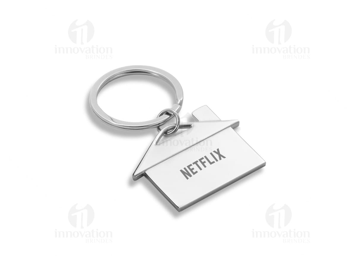 Chaveiro Metal com Embalagem em uma superfície branca. Chaveiro Metal com Embalagem em uma superfície branca.