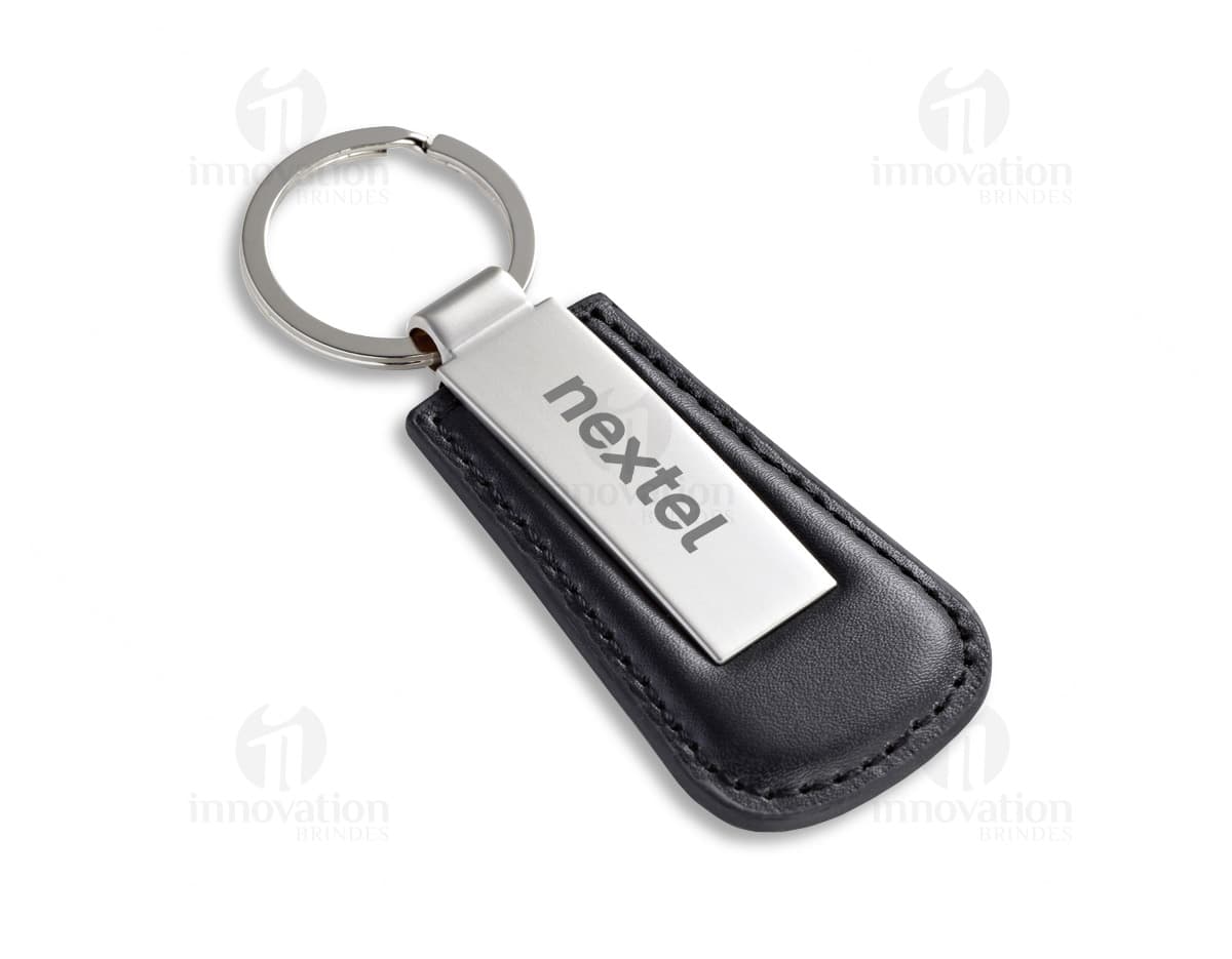 Chaveiro sintético e metal com caixa em fundo branco. Chaveiro sintético e metal com caixa em fundo branco.