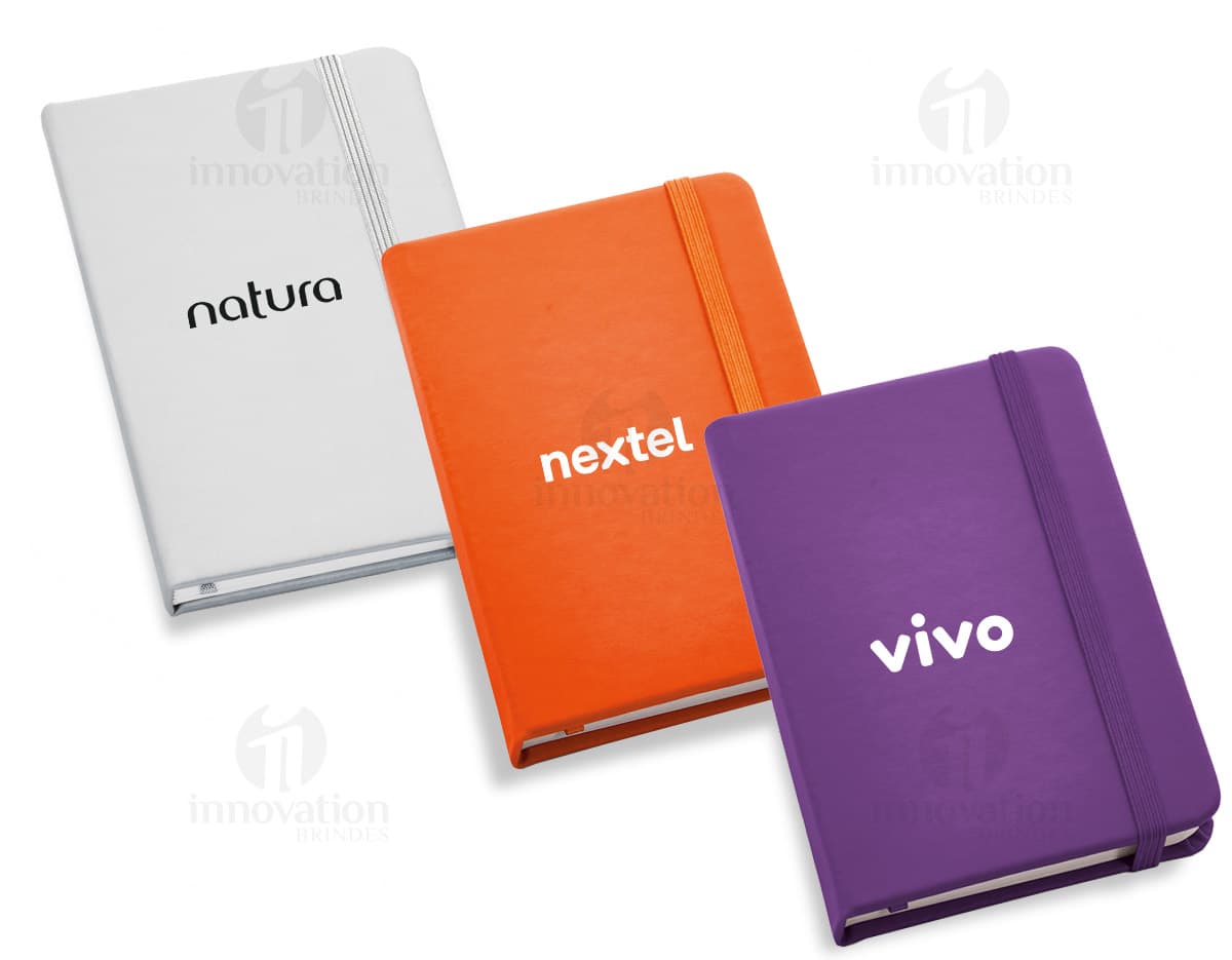 Caderno de couro texturizado prata com espiral. Caderno de couro texturizado prata com espiral.