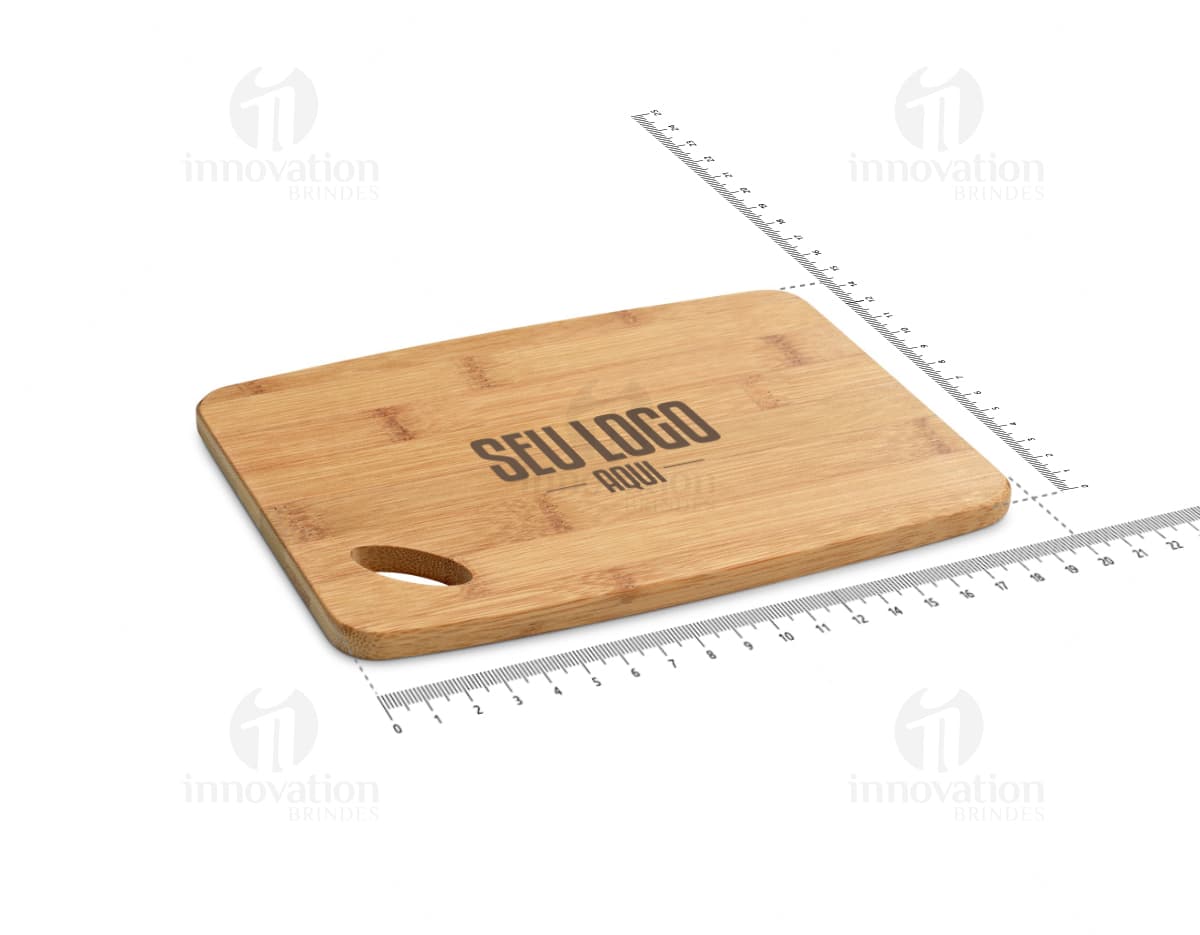 Imagem de uma tábua de queijos com diferentes tipos de queijo, uvas, nozes e azeitonas. Imagem de uma tábua de queijos com diferentes tipos de queijo, uvas, nozes e azeitonas.