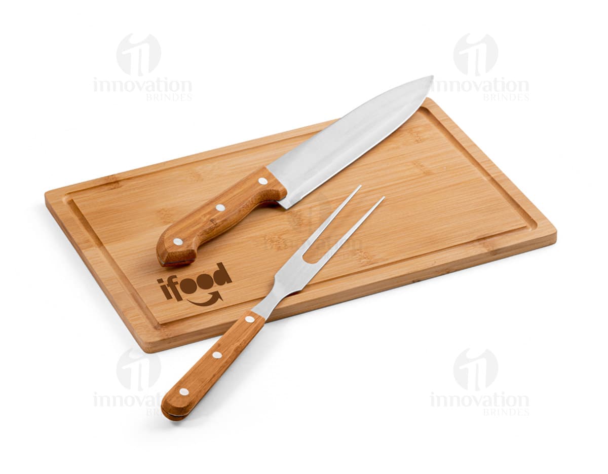 Kit churrasco composto por duas peças feitas de bambu. Kit churrasco composto por duas peças feitas de bambu.