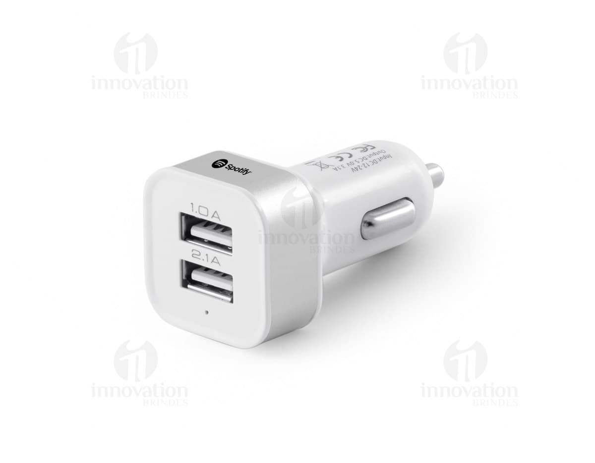 Adaptador de isqueiro para carro preto com duas entradas USB. Adaptador de isqueiro para carro preto com duas entradas USB.